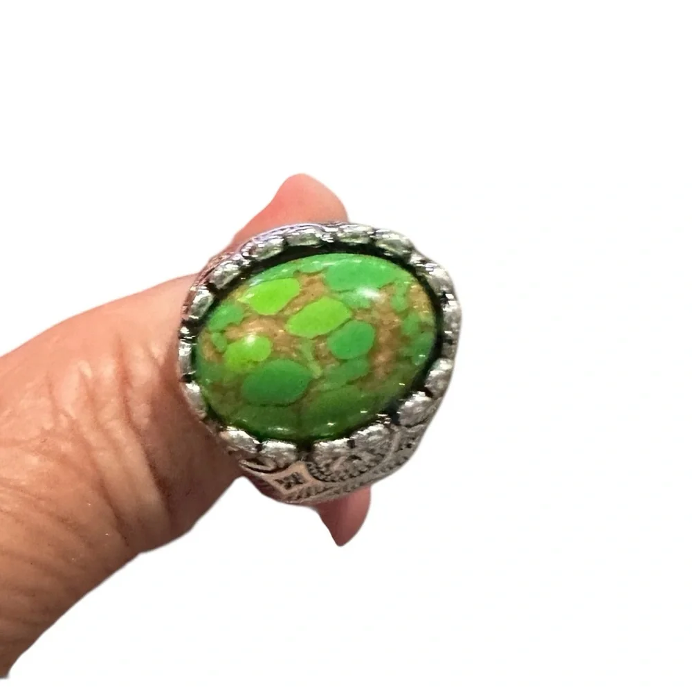 Silver Veined Green Stone Ornate Embossed Ring